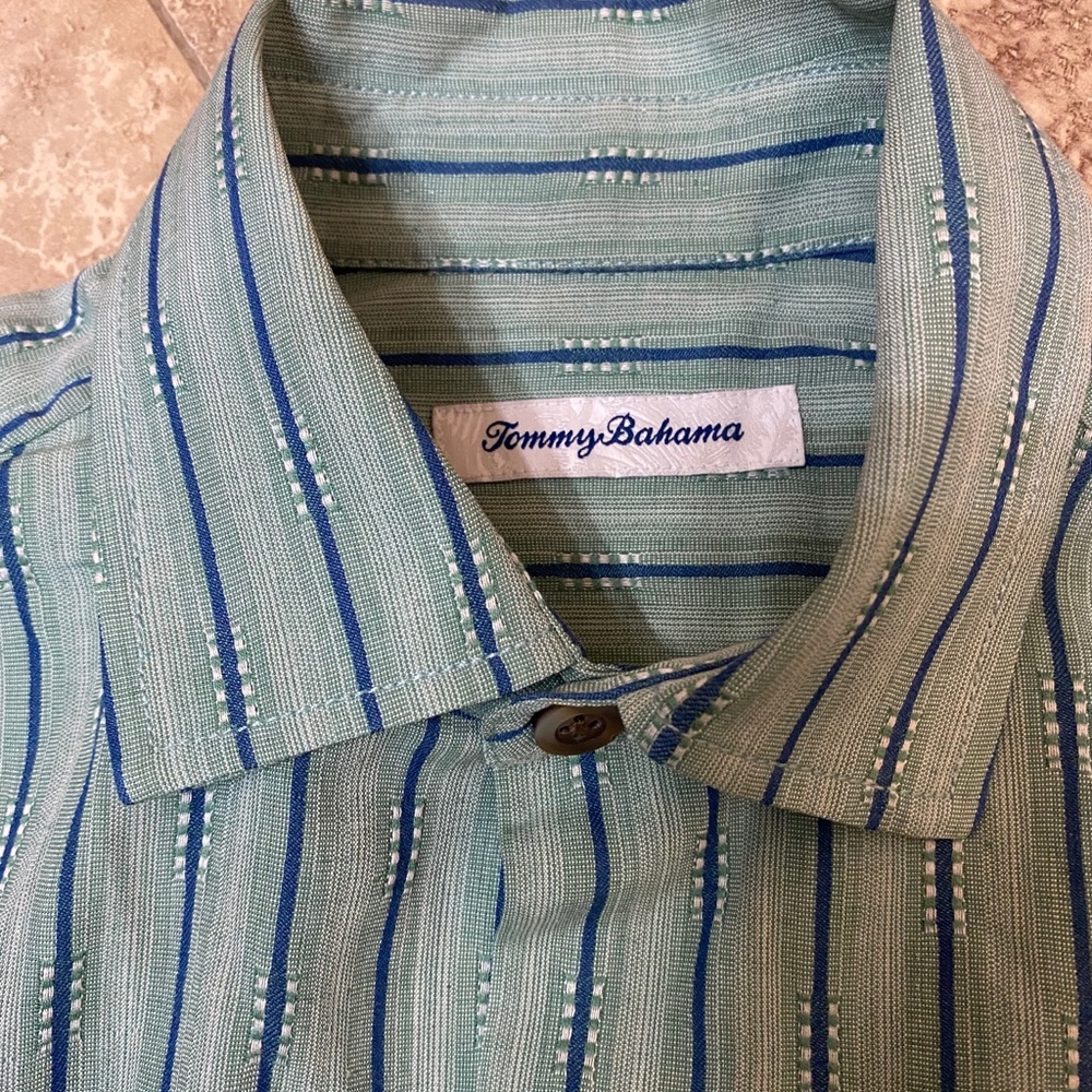 Tommy Bahama Men’s button down shirt - Picture 4 of 6